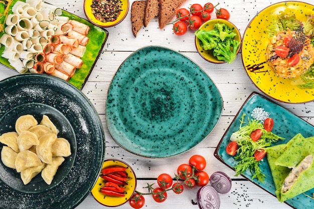 Zestaw talerzy z kolorowymi potrawami